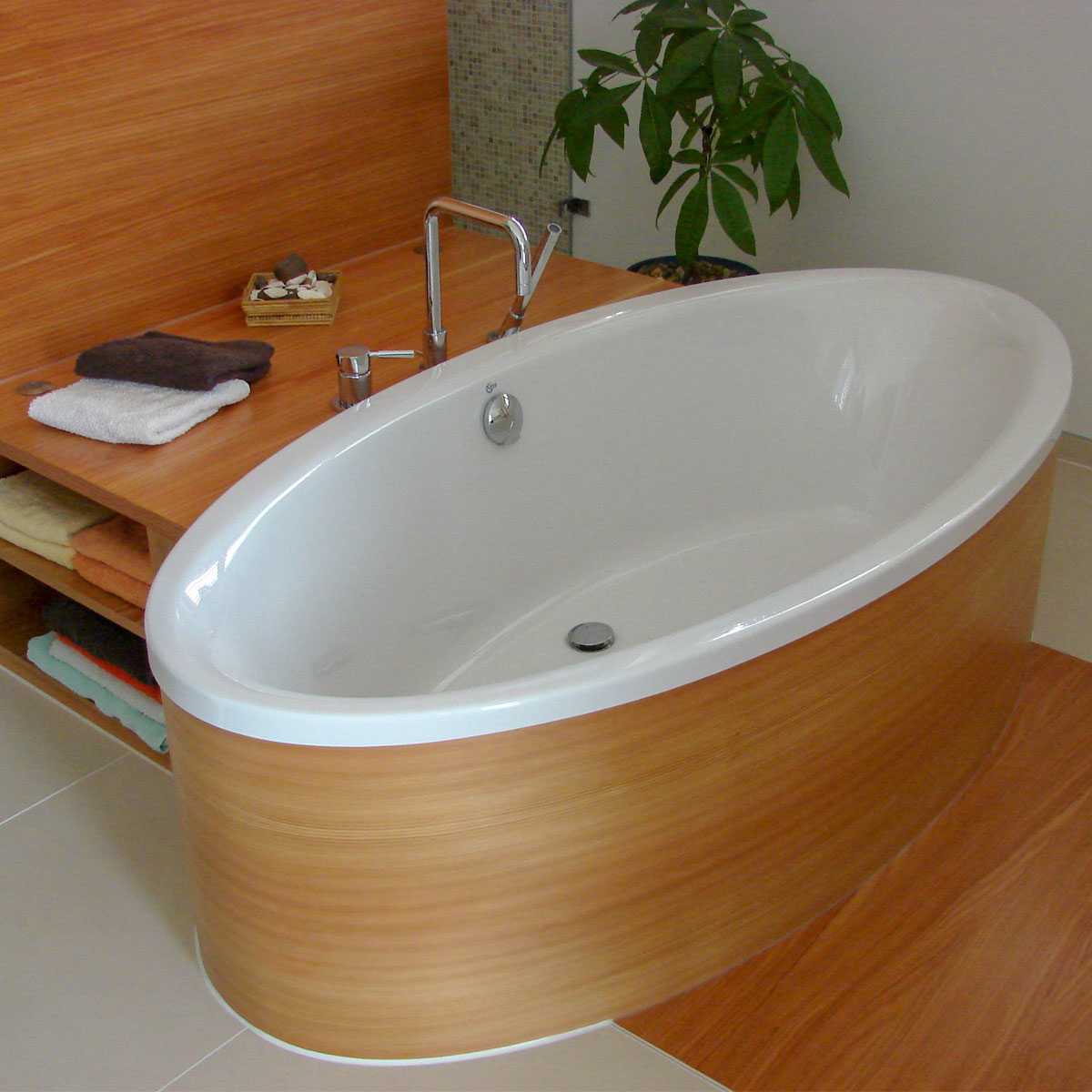 Badewanne mit moderner Holzverkleidung